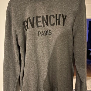 Givenchy - Passar storlek S/m 