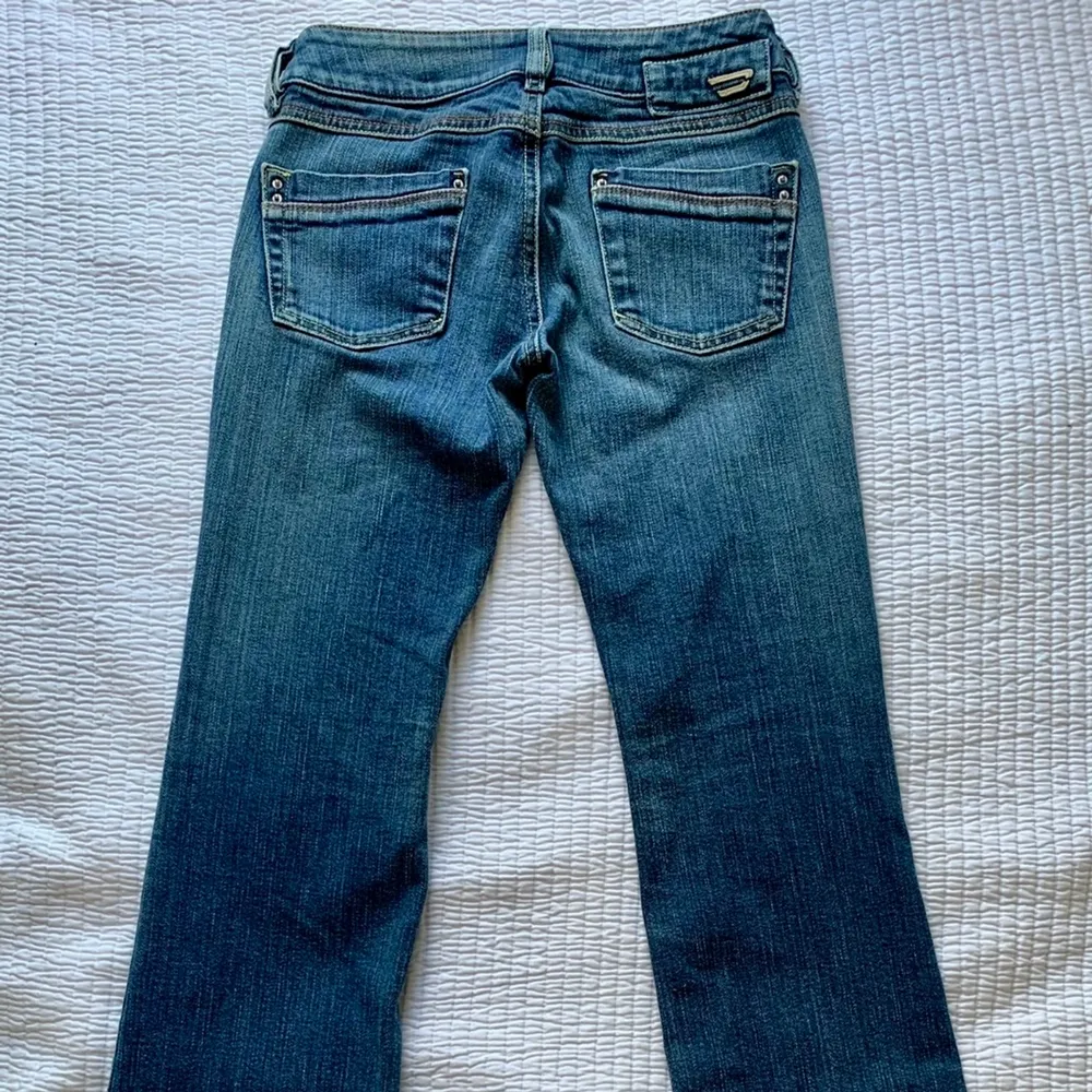 Säljer ett par till snygga lågmidjade jeans som inte passar längre skulle säga att dem passar S/XS midjemått annars är 74, dom är nästan perfekta i längden på mig som är 165 ungefär💓. Jeans & Byxor.