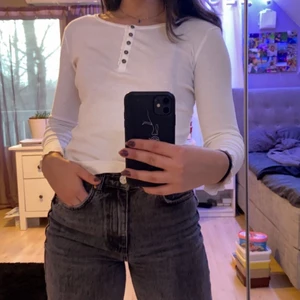 Gullig vit tröja med knappar Lindex  - JÄTTEsöt tröja från Lindex i storlek 146/152 från barnavdelningen men passar mig såååå fint som har xs/s i kläder. Den är lite ribbad och har en supergullig söm vid handlederna (bild 3). Går att matcha till allt🥰🥰🥰