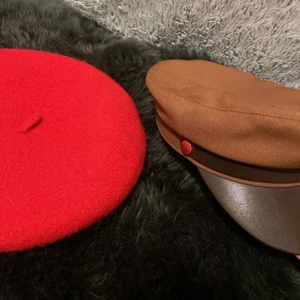 Basker och basker keps - Ett sätt att upgradera hela outfiten är mössan eller hatten man har på huvudet och dessa två är verkligen ett hemligt vapen för att ta en vanlig outfiten till en ny nivå! Franska basker som är super trendiga och så söta. Lätt att bära och kan passa alla. (Priset gäller för båda) Skriv om ni vill ha fler bilder så kan hag skicka… ops, står ej för frakten slarv.