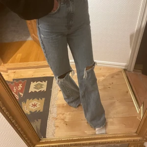 Wideleg jeans - Mellanblåa wideleg jeans från zara. Väldigt fint skick. 66kr spårbar frakt tillkommer. Kan skicka fler bilder vid intresse💕