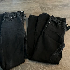  Jeans  - Ett par ljus svarta byxor och ett par mörk svarta byxor! Dom ljus svarta med svart knap och dom mörk svarta med silvrig knap👍🏻🤗dom ljusa kommer från lager 157 och dom mörka från H&M😋🤗Dom ljusa har storlek S och dom mörka har storlek 27/30! Båda kostar 100kr, säljer dom styck vis 