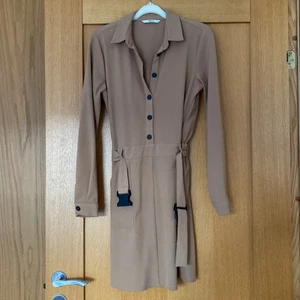 Fin klänning  - Fin klänning som inte längre kommer till användning. Köpare står för eventuell frakt. 