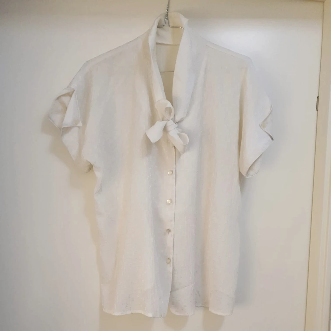 Vit skimrande oversize blus för dam.