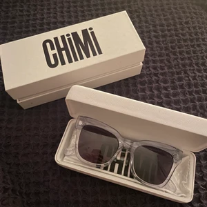 Chimi solglasögon - Så gott som butiksnya, jag bara har bara testat dem. Allt medkommer, alltså halva priset för exakt samma sak som i butik💕 vill bara bli av med dom då de inte passar mig och jag fick de i julklapp utan kvitto. Modell 005 färg litchi. Nypris 1100⭐️⭐️ köp direkt för 800