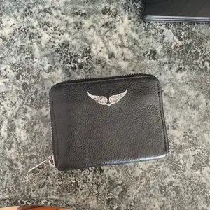 Säljer min zadig korthållare då jag fick en ny plånbok i julklapp! Inte använd så himla mycket men så fin❤️‍🔥❤️‍🔥❤️‍🔥