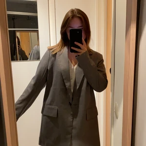 Kavaj - Jättesnygg oversize blazer som jag köpt från H&M. Passar ganska bra på mig som är 1.60. Använt en gång och är i nyskick. Köparen står för frakt.