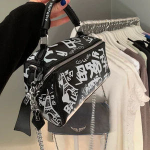 Väska - Säljer denna as coola väska med olika texter på, aldrig använd så väldigt bra skick.