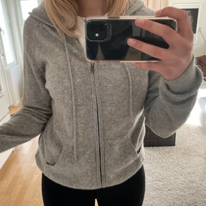 Kashmir kofta - Säljer en superskönt grå kashmere kofta från märket DAVIDA storlek S. Skriv för fler bilder 🤍