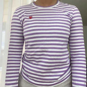 COMME DES GARCON TRÖJA💜 - Intressekoll på denhära skitsnygga tröjan från CDG som jag köpte för några veckor sedan i Paris. Perfekt till våren och sommaren eftersom att den är tunn!! Har bara använts 2-3 gånger. Säljer då den krympte lite i tvätten och den inte riktigt passar mig längre. Det är en storlek M (damstorlek), men skulle jag säga att den passar XS-S. Köptes för 1299kr. Skriv till mig privat om ni har frågor eller är intresserade!!💜💗💙