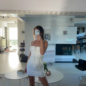 Fin student/sommar klänning från Showpo - Säljer min helt oanvända fina klänning från Showpo i strl S! Perfekt till studenten❤️ köpte den för 500kr 