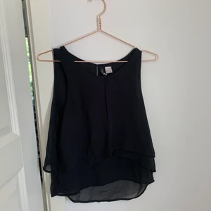 Svart blus från hm - Använd Max 2 gånger, så näst intill ny