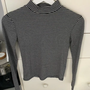Polo tröja  - Långärmad svart vit randig polo från Zara. Har tyvärr blivit för liten för mig. 