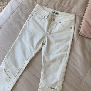 Vita Acne Jeans med hål och slits - Skitsnygga Acne Jeans med hål vid knäna, slits och rå sömmar längst ner! Säljer dem för att de tyvärr inte passar! Säljaren står för frakten