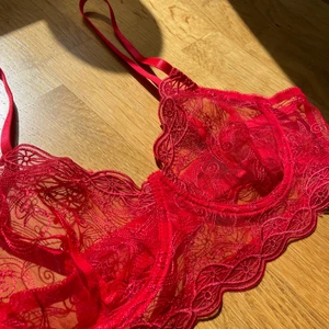 Bralette  - Säljer denna fina bralette då den aldrig kom till användning+ har blivit för stor för mig, är i storlek M. Säljer för 100kr ink frakt 