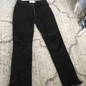 Svarta Håliga Jeans - Säljer nu mina svarta håliga jeans då de endast ligger i gaderoben och tar onödig plats! Superfina men tyvärr lite för korta för mig som är 1,70. Stl 34 men skulle säga till de som är lite mindre då jag har stl 34 i allt och de är lite för små för mig trots de.