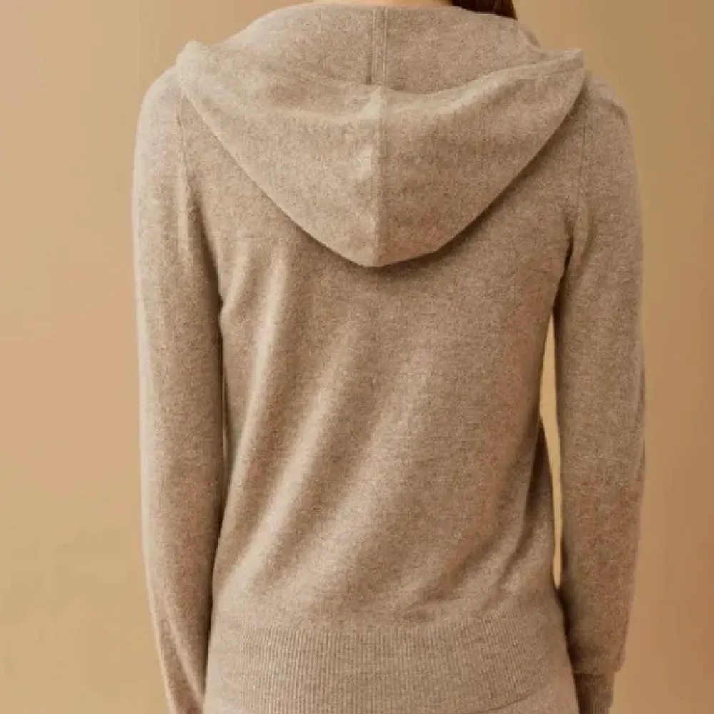 Så fin cashmere hoodie från soft goat, säljer då jag inte änvänder den längre, möts upp eller så står köparen för frakten. Väldigt fint skick💕💕. Tröjor & Koftor.