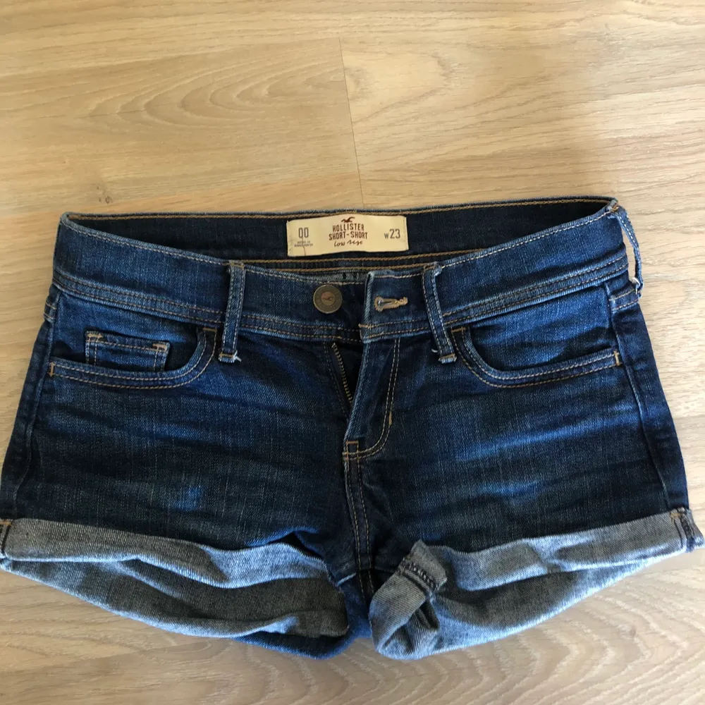 Säljer mina Hollister shorts för de inte passar längre. Storleken finns på bilden men passar ungefär Xs-S. Shorts.