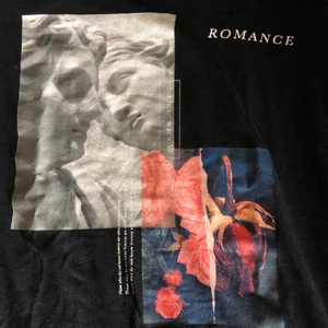 T-shirt med tryck - En väldigt söt svart liten t-shirt med tryck. Fint skick. Skriv till mig för frågor eller bilder. Köpte står för frakt på ungefär 30kr