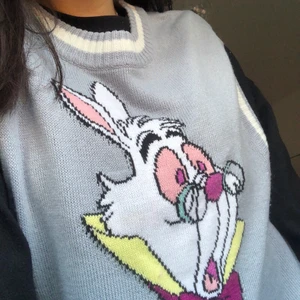 alice in wonderland blå väst - baby blue vest of the white rabbit from alice i underlandet! 🐇💙 super soft and cute. not my style anymore