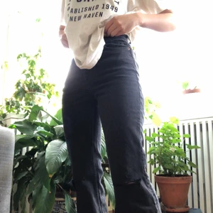 Svarta Boot-cut jeans - Jeans ifrån Weekday i st 24,32. Längdvis så sitter de perfect på mig som är 152. Jag har klippt egna hål i knäna annars är de helt oanvända. Har bara prövat de på men de passar inte i min midja så jag återsäljer. Original pris 500kr