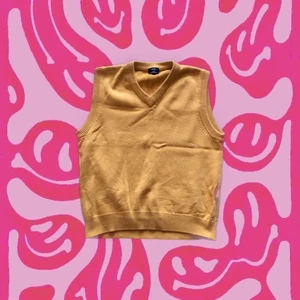 Gul väst - Gul väst/slipover från New Wave i stl M. Herrstorlek men skulle säga att den passar som en L/XL i damstorlek. Möter upp i Göteborg eller fraktar, fraktkostnaden står köparen för💕 Fraktkostnaden kan även ändras ifall du vill ha spårbart paket eller inte! Ge gärna prisförslag i kommentarerna/via meddelande om du tycker priset är för högt!🥰