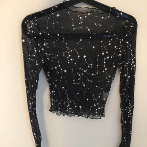 Glittrig meshtröja - Glittrig meshtröja med vita stjärnor, så fin till fest! Plagg från shein i Strl. S. Aldrig använd🥳