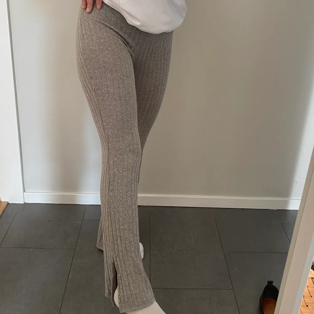 Fina ribbade bootcut byxor ifrån Gina tricot i storlek XS. Jag är 163 cm och har ofta storlek S/M men de passar perfekt i både längd och storlek. Säljer både de gråa och de beiga byxorna för 150 kr tillsammans exklusive frakt möts annars i stockholm!🤎🤍 . Jeans & Byxor.