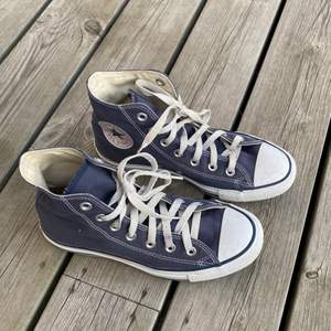 Säljer ett par så snygga trendiga Converse i den höga modellen. Skorna är i en grå/blå unik färg och såklart äkta. Säljer för att de är för stora för mig. Skriv till mig om ni har några frågor eller vill ha fler bilder!💕⚡️☺️ Köp direkt för 380!