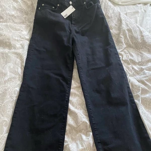 Lager157- Jeans Lane - Säljer ett par oanvända byxor från Lager157. De är enbart testade och säljes för jag köpte i fel storlek. Modellen heter Lane. Dom är raka i modellen men stretchiga vilket ger en skön passform. Djur finns i hemmet och lappen finns kvar💗 pris kan ändras vid intresse 