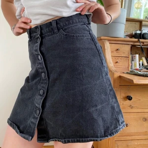 Monki denim kjol - Svart denim kjol, i bra skick!! Mer svart i verkligheten än på bilderna. 