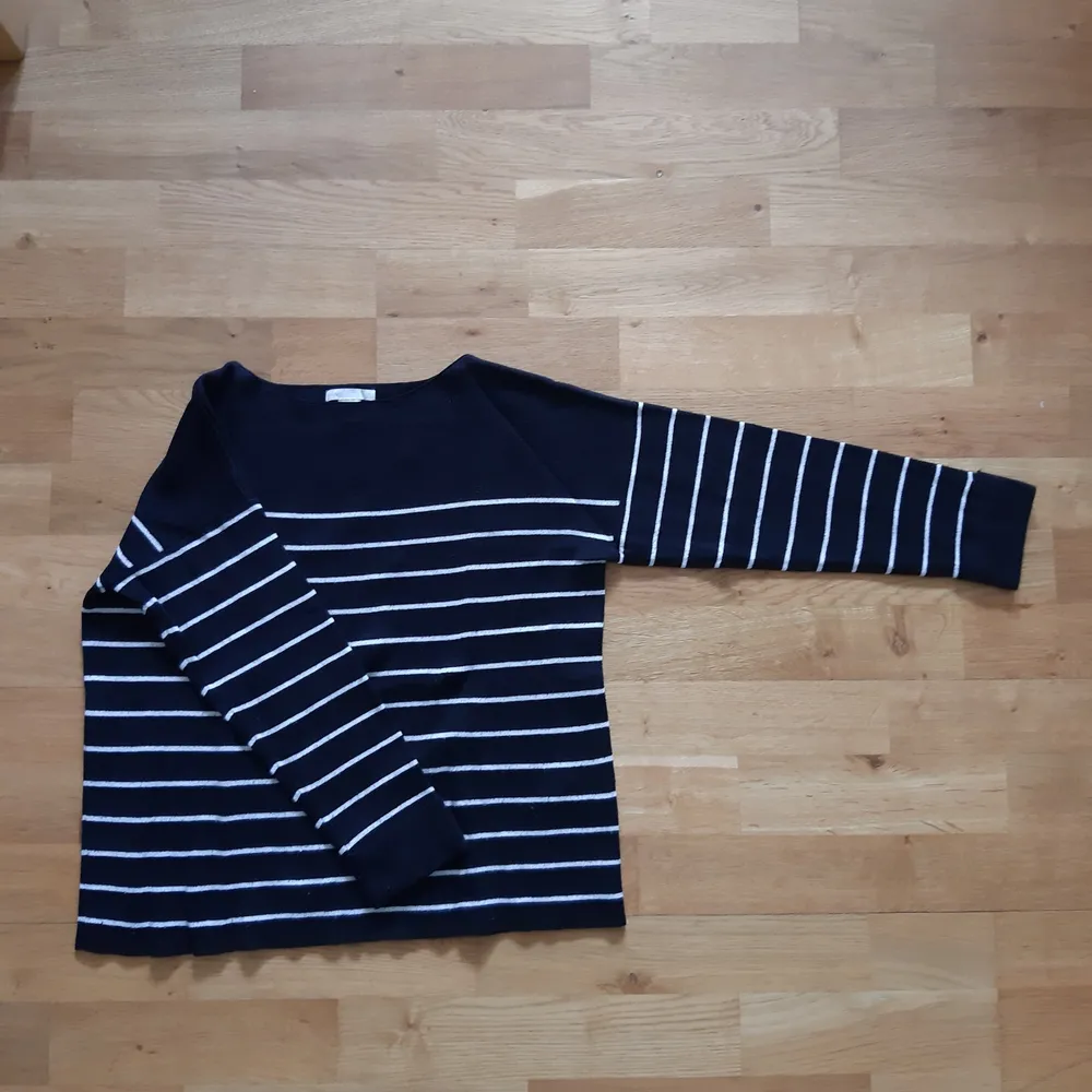 Black and white striped sweater from H&M. Good state. Elegant shape. Stickat.