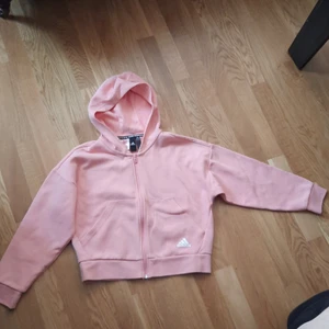 Rosa Adidas kofta  - Inget smuts eller håll helt ny, köpte den för 380.