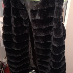 Väst  - En väst jag aldrig använt, pga att den är för stor för mig. Den är i väldigt fin skick