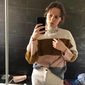 Söt stickad tröja M S - Säljer denna fina stickade tröja, perfekt till en blommig kjol💗 storleken är M, men det sitter fint på mig som brukar vara S/XS