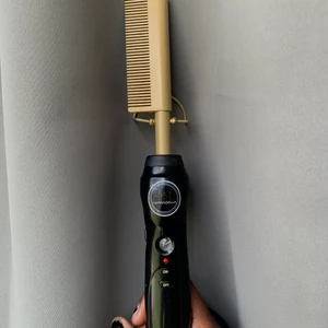 Hotcomb - En helt ny och endast testad Hot Comb. Den når upp maximalt till en temperatur på 235 grader på väldigt kort tid. Men man kan välja lägre värme än så. Funkar på alla hårtyper💙 Skickar och köparen står för frakten🥰