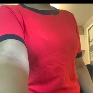 Tröja - Säljer denna röda tröja med blåa detaljer. Aldrig använd och har prislappen kvar❤️