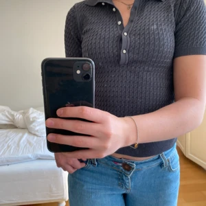 Grå piké från Zara - Säljer denna fina gråa tröja från Zara, köpt förra sommaren men endast använt den en gång! Väldigt fint skick och väldigt fin nu till sommaren! Den är i strl S men passar även XS😊