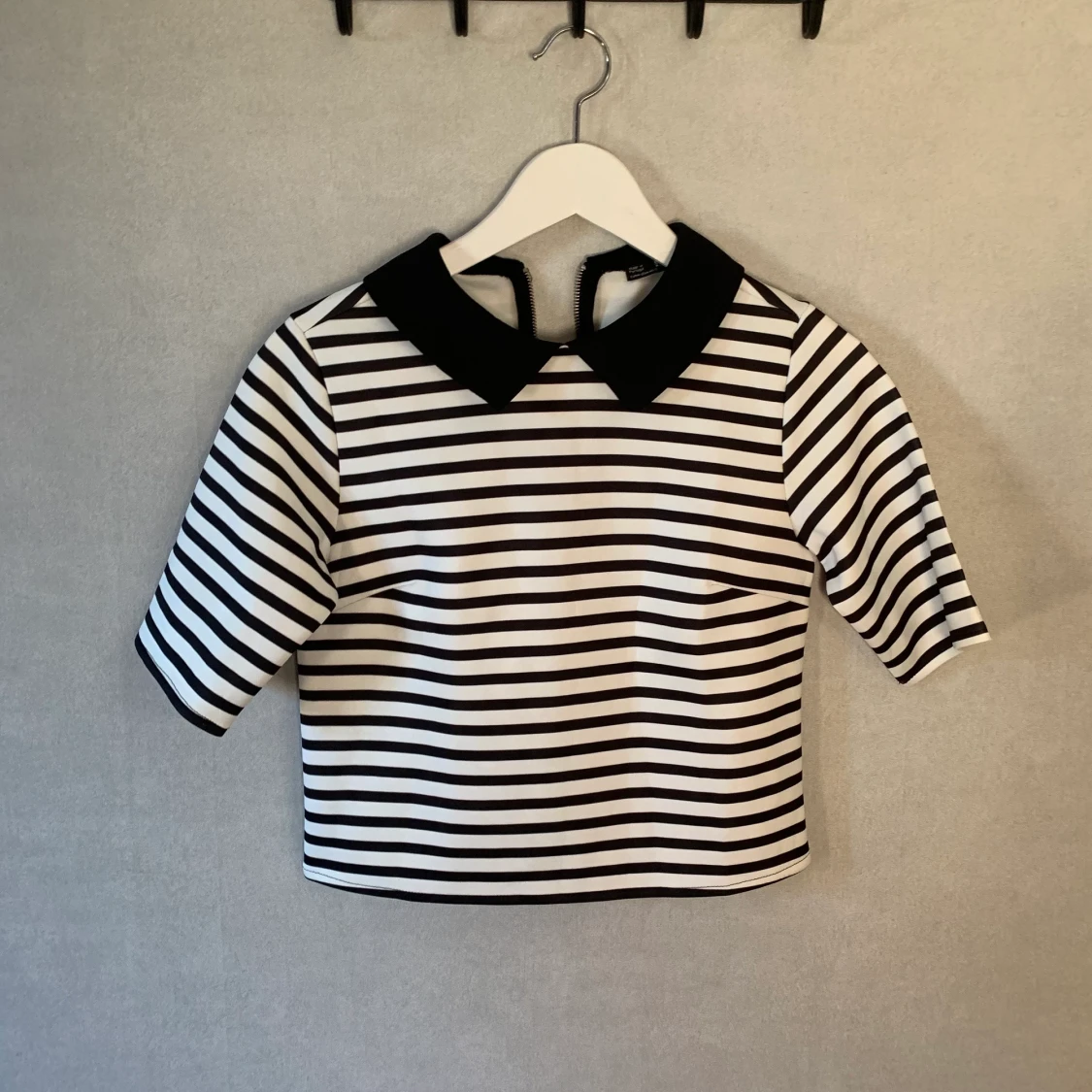 Randig bluströja med krage, storlek M.