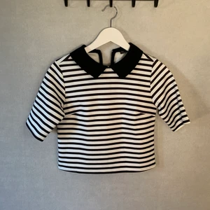 Randig bluströja med krage, storlek M. - Fin tröja i jättebra skick, aldrig använd.