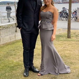 Balklänning från Diamar stl XS - Säljer nu min fina balklänning som jag hade denna sommaren 2020 på min bal. En väldigt vacker och speciell klänning, men stenar på framsidan samt volang vid midjan. Nypris 5000kr, säljer den för 3000kr. Storlek XS. 