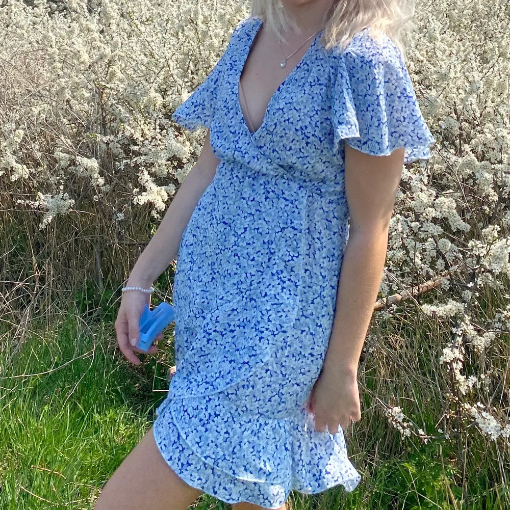 Sommar blå klänning i storlek S, sitter super fint 😊. Klänningar.