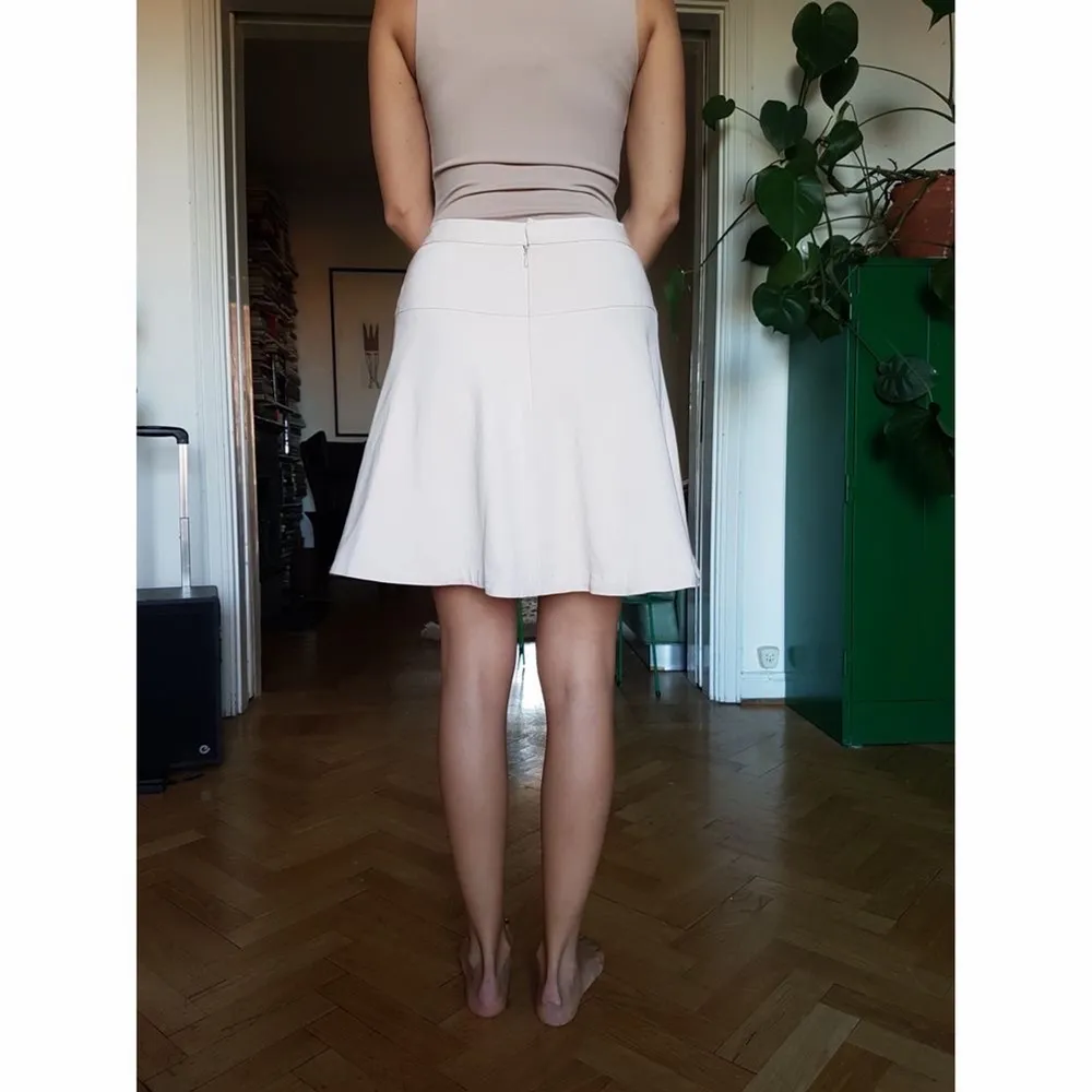 Jättefin kjol A-linjeformad från Tiger of Sweden, superfin kvalitet. Skick: har en liten repa från klädhängaren annars perfekt! Färg: varm cream/nude. . Kjolar.