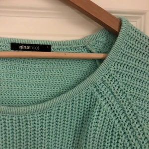 Stickad tröja - Jätte fin blå stickad tröja i storlek S. Tröjan är använd ett fåtal gånger och passar till alla årstider. Tröjan är så så skön men säljer den pg av att den sitter lite tajt i armarna för mig. 