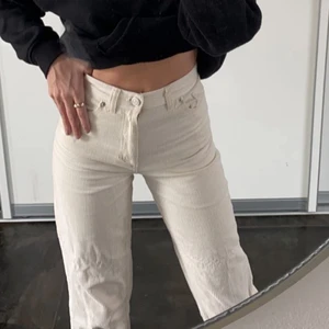 Manchester byxor - Säljer mina vita Manchester byxor från monki i storleken 24!💞 köparen står för frakt! 