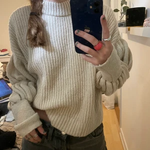 Fin stickad tröja med coola armar - As snygg stickad tröja med as coola armar som knappt är använd. Storlek M men passar mig som brukar ha XS/S