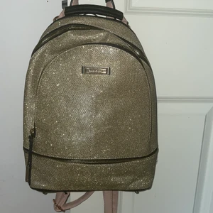 River Island ryggsäck - Säljer nu min guldiga river island ryggsäck då den tyvärr inte kommer till använding❤️köparen står för frakt 