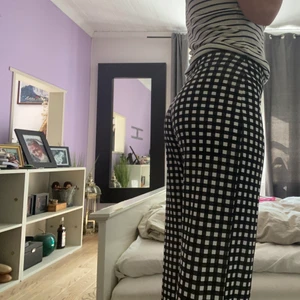 Pretty Little tvings byxor, 38 - Rutiga kostymbyxor från pretty little tings, så sköna o så snygga. Var för stora så har ej använt! Köpte för 249kr