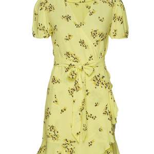 Säljer denna magiska gula klänning med blommor från Samsoe Samsoe 🌼 Knappt använd! Perfekta sommarklänningen (kanske till midsommar?) 😍 Har kostat 1200kr men säljer den för 500kr - kappris för en designerplagg. Storlek M men kan passa en S med. Hör av er vid några frågor 🎈