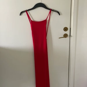 Klänning Rebecca Stella - Röd klänning från Rebecca Stella, aldrig använd. Storlek S. Kryss i ryggen med slits vid benet. 100 kr.